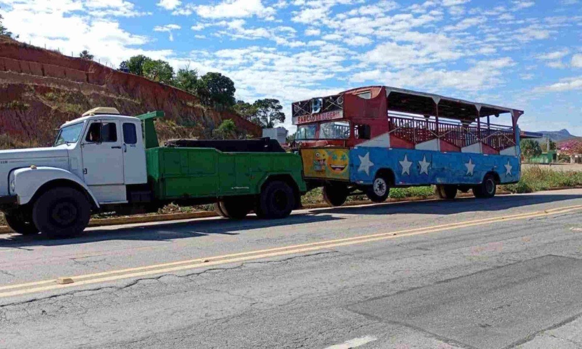Veiculo usado em festas infantis foi apreendido por falta de documentação e pneus carecas -  (crédito: PMRv/Divulgação)