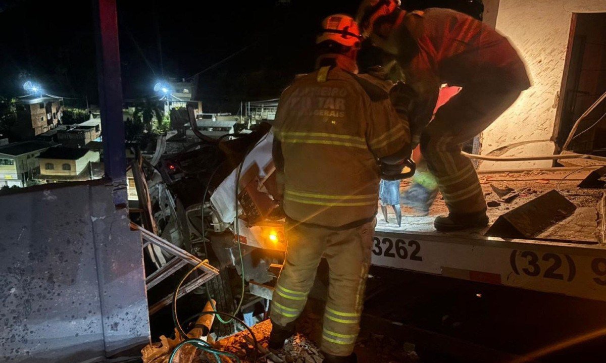 Guincho invadiu garagem, jogou carro para fora e ficou pendurado em imóvel -  (crédito: CBMMG)
