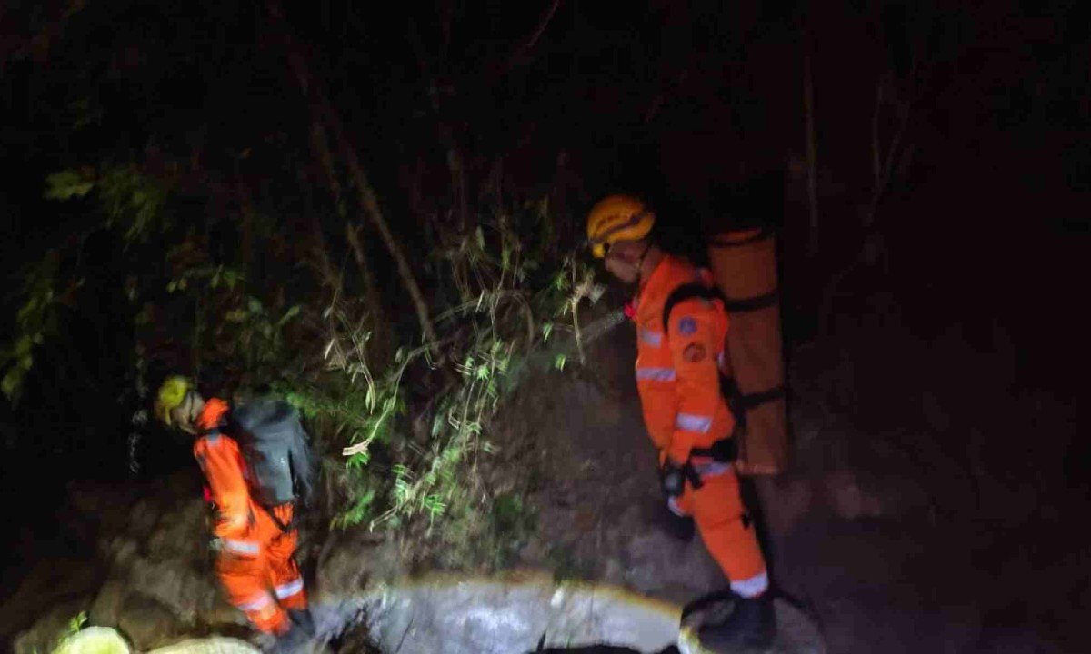 Corpo de Bombeiros foi acionado no final da tarde desse sábado (6) para ocorrência de queda de de altura envolvendo uma praticante de rapel -  (crédito: CBMMG)