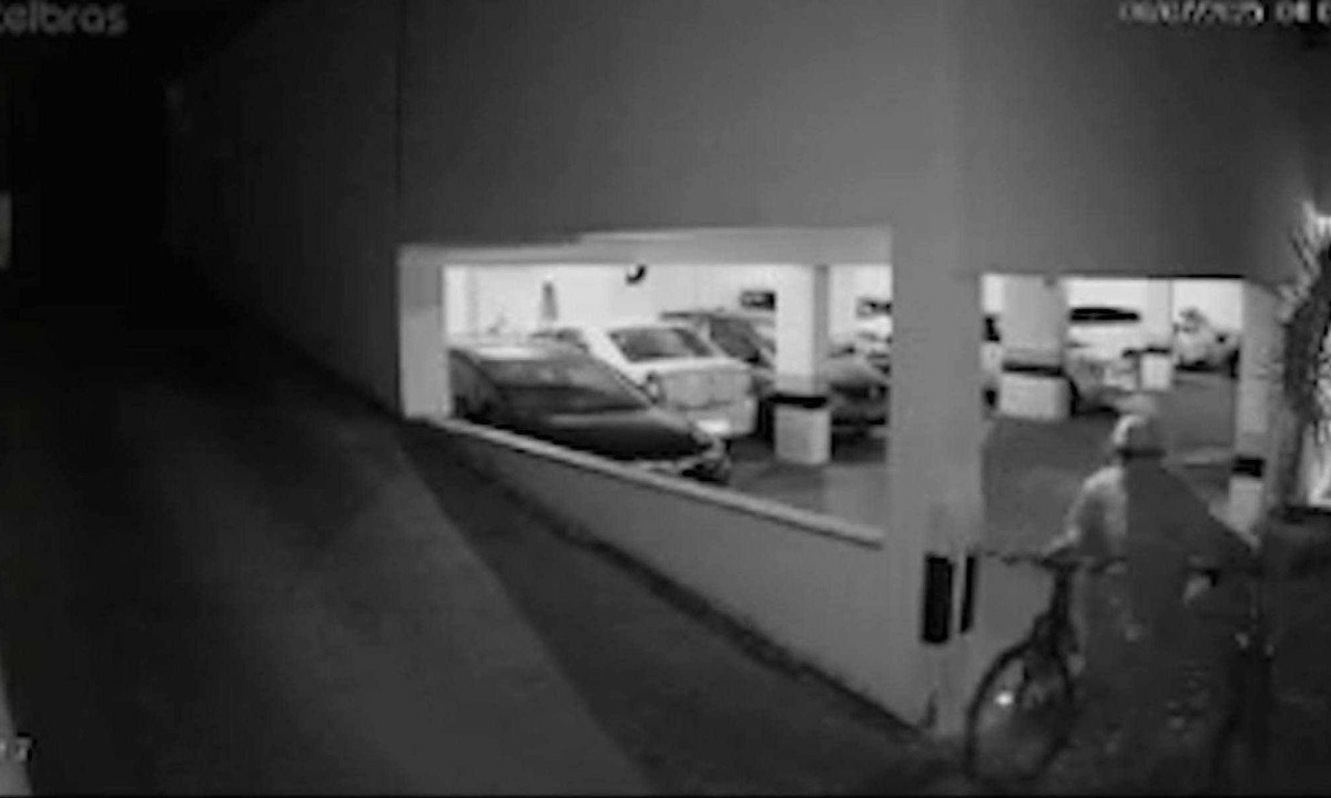 A dupla é vista entrando no condomínio pela garagem e levando as bicicletas, durante a madrugada -  (crédito: Reprodução/Redes sociais)