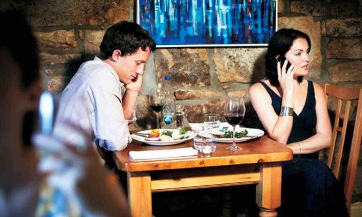 É cada vez mais comum nas mesas de bares e restaurantes a cena do casal sem conversar, cada um com seu celular nas mãos - (crédito: Reprodução da Internet) É cada vez mais comum nas mesas de bares e restaurantes a cena do casal sem conversar, cada um com seu celular nas mãos - (crédito: Reprodução da Internet)