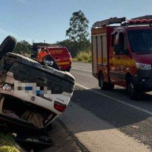 Motorista tenta ultrapassagem, carro capota e grávida fica ferida na BR-491 - Divulgação/Corpo de Bombeiros