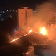 BH: bombeiros combatem incêndio em lote vago no bairro Buritis - Reprodução/Redes Sociais
