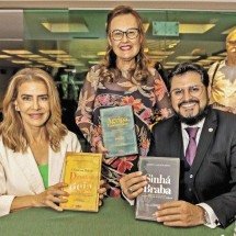Mara Vasconcelos entre a atriz Maitê Proença e o advogado Hugo de Castro Machado, prefaciadores dos livros de Agripa Vasconcelos