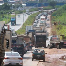 Trânsito parado devido a retenção na BR-040 na Grande BH: travessia urbana é complicador em início e fim das viagens, especialmente em períodos de maior movimento, como as férias -  (crédito: Edésio Ferreira/EM/D.A Press – 3/1/2025)