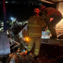 Guincho perde o freio, invade garagem e joga carro para fora - CBMMG