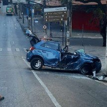BH: motorista fica preso às ferragens ao bater em poste na Av do Contorno - PMMG/Divulgação