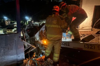 Guincho perde o freio, invade garagem e joga carro para fora