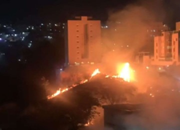 Incêndio atinge lote vago no bairro Buritis, em Belo Horizonte -  (crédito: Reprodução/Redes Sociais)