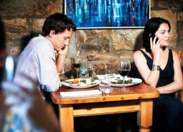 É cada vez mais comum nas mesas de bares e restaurantes a cena do casal sem conversar, cada um com seu celular nas mãos -  (crédito: Reprodução da Internet)