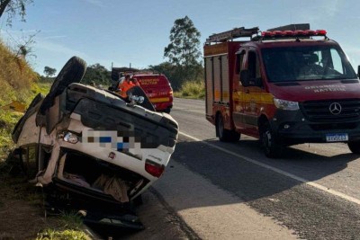 Capotamento aconteceu depois que carro tentou ultrapassar um segundo veículo na rodovia -  (crédito: Divulgação/Corpo de Bombeiros)