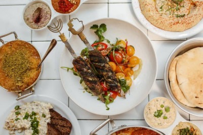 A culinária árabe é marcada por sabores intensos, especiarias e ingredientes naturais como grãos, carnes e azeites. Influenciada por tradições milenares, traz pratos ricos em aromas e texturas. Seu preparo valoriza técnicas ancestrais, como assados, grelhados e cozidos lentos. -  (crédito: Foto de Polina Tankilevitch / Pexels)