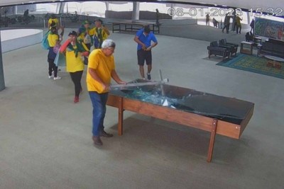 STF põe no banco dos réus homem que quebrou mesa e câmeras do Planalto no 8/1 -  (crédito: Platobr Nacional)