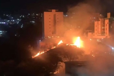 Incêndio atinge lote vago no bairro Buritis, em Belo Horizonte -  (crédito: Reprodução/Redes Sociais)