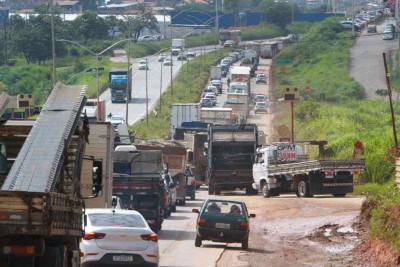 Trânsito parado devido a retenção na BR-040 na Grande BH: travessia urbana é complicador em início e fim das viagens, especialmente em períodos de maior movimento, como as férias -  (crédito: Edésio Ferreira/EM/D.A Press – 3/1/2025)