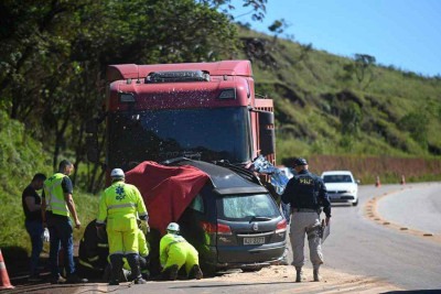 Curvas estão entre principais riscos no trecho Sul da BR-040, na saída para o RJ: em Itabirito, batida recente entre carro e carreta matou 3 pessoas -  (crédito: Leandro Couri/EM/D.A Press - 8/4/2025)