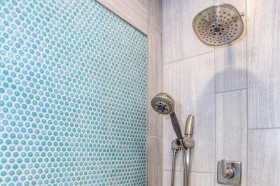 Ao entrar no banheiro para tomar banho, hospede do hotel percebeu que não havia luz e que a água do chuveiro estava fria -  (crédito: Pexels)