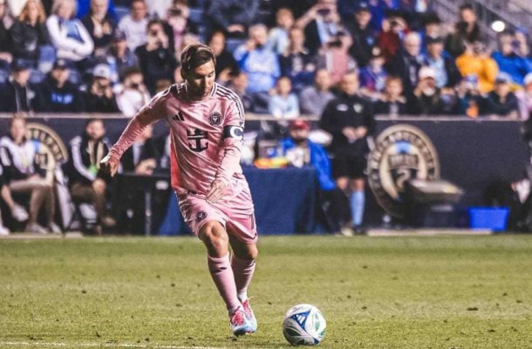 Messi faz dois golaços após Mundial, e Inter Miami vence no retorno à MLS