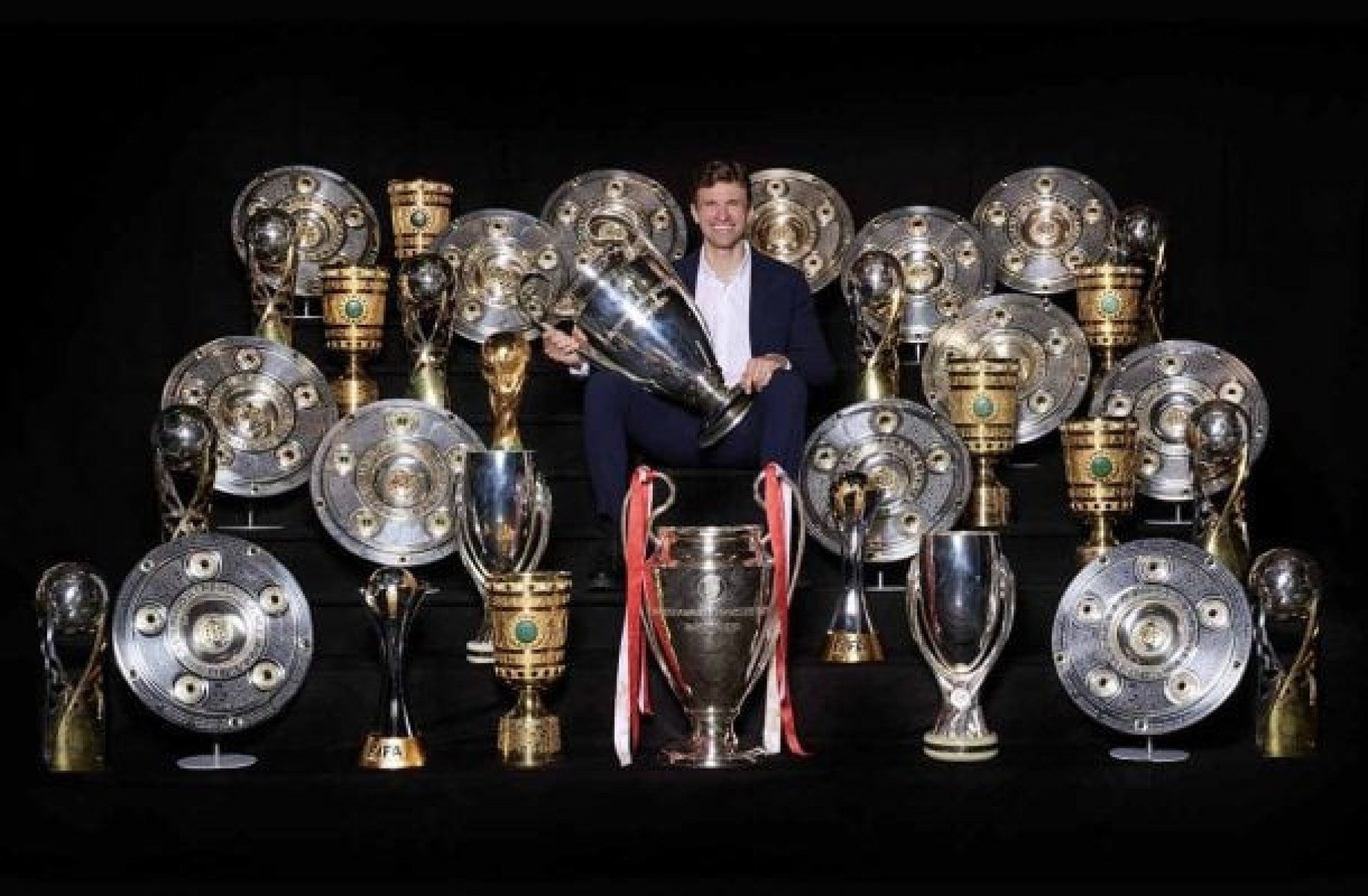 Bayern de Munique homenageia Thomas Müller: ‘Nos curvamos a você’