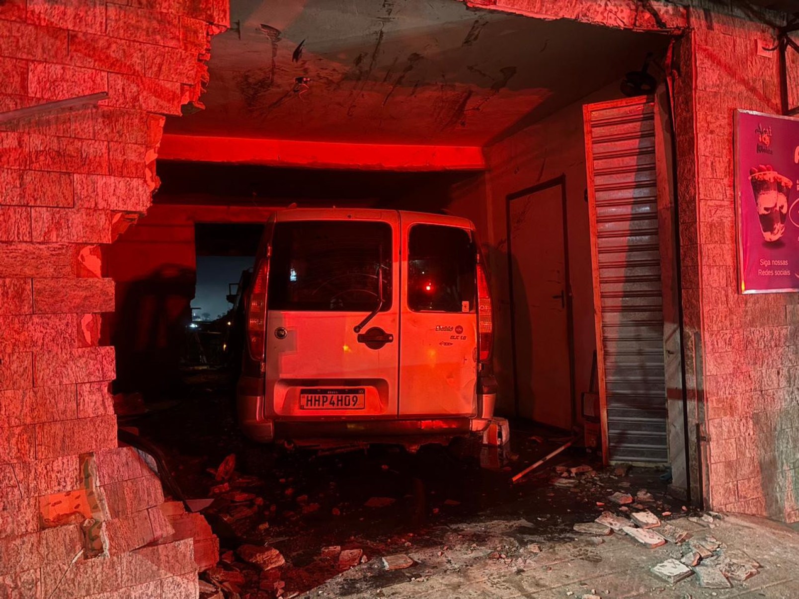Guincho perde o freio, invade garagem e joga carro para fora-CBMMG