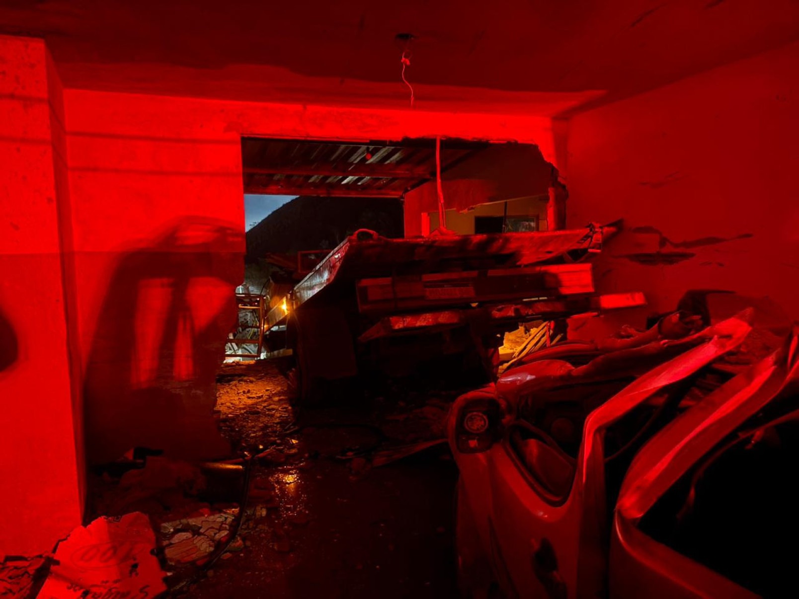 Guincho perde o freio, invade garagem e joga carro para fora-CBMMG