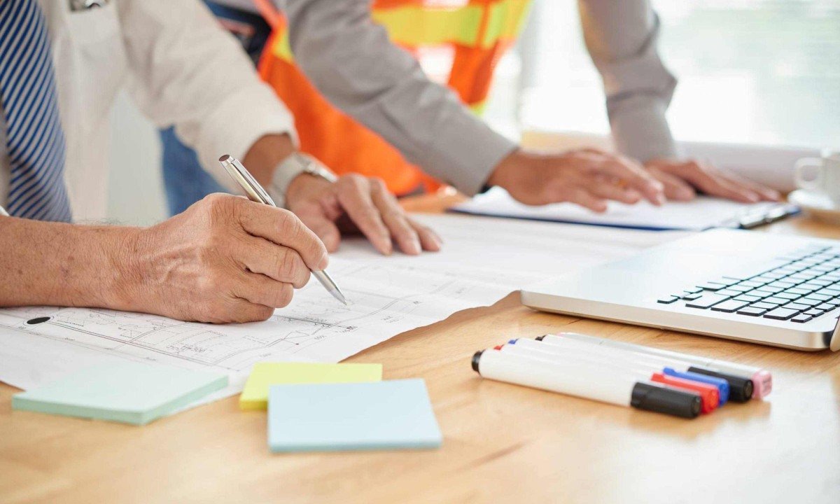  Close-up image of engineer making marks on blueprint
     -  (crédito: DINO)