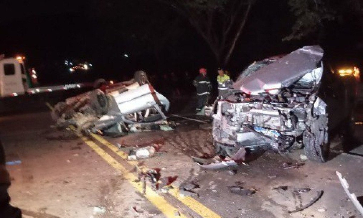 Acidente deixou quatro feridos, que foram socorridos para hospitais da região. O motorista e bebê mortos estavam no carro de passeio -  (crédito: Divulgação/Corpo de Bombeiros)