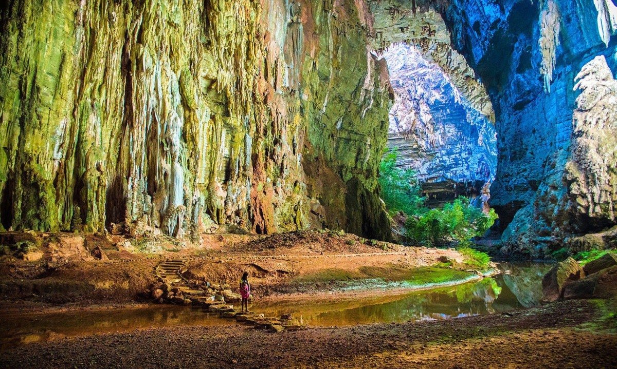 CrianÃ§a indÃ­gena XakriabÃ¡ no interior da caverna JanelÃ£o, no Parque Nacional Cavernas do PeruaÃ§u -  (crédito: Edgar CorrÃªa KanaykÃµ/wikimedia commons)