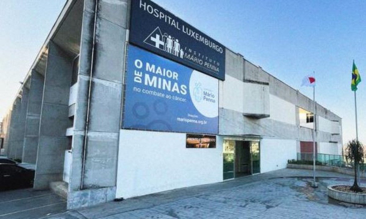 Carro pega fogo em estacionamento terceirizado do Hospital Luxemburgo -  (crédito: PBH/ Divulgação)