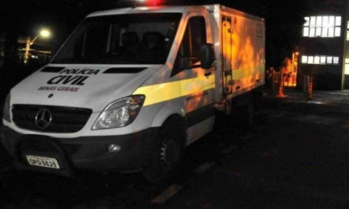 Rabecão foi acionado para remoção do corpo -  (crédito: Marcos Vieira/EM/D.A. Press)