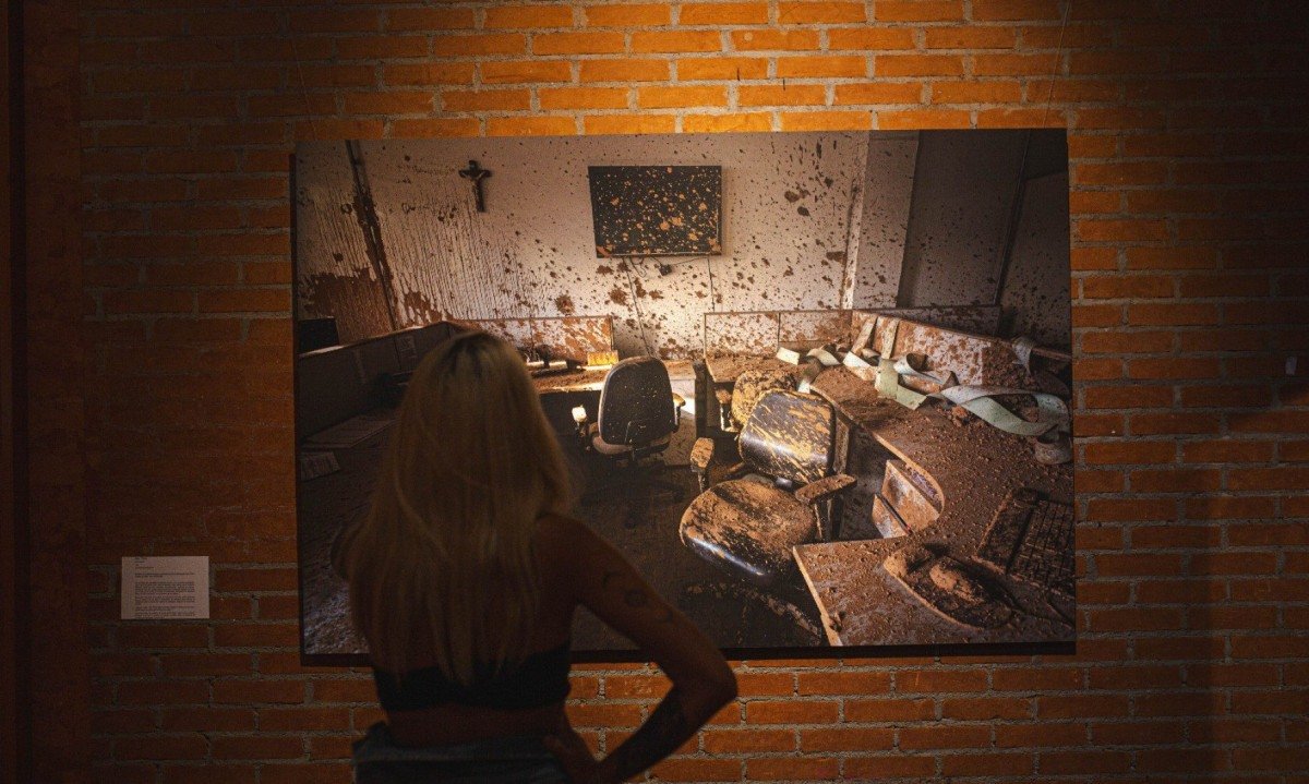 Foto de Isis Medeiros mostra vidro respingado de lama após rompimento de barragem de minério em Mariana