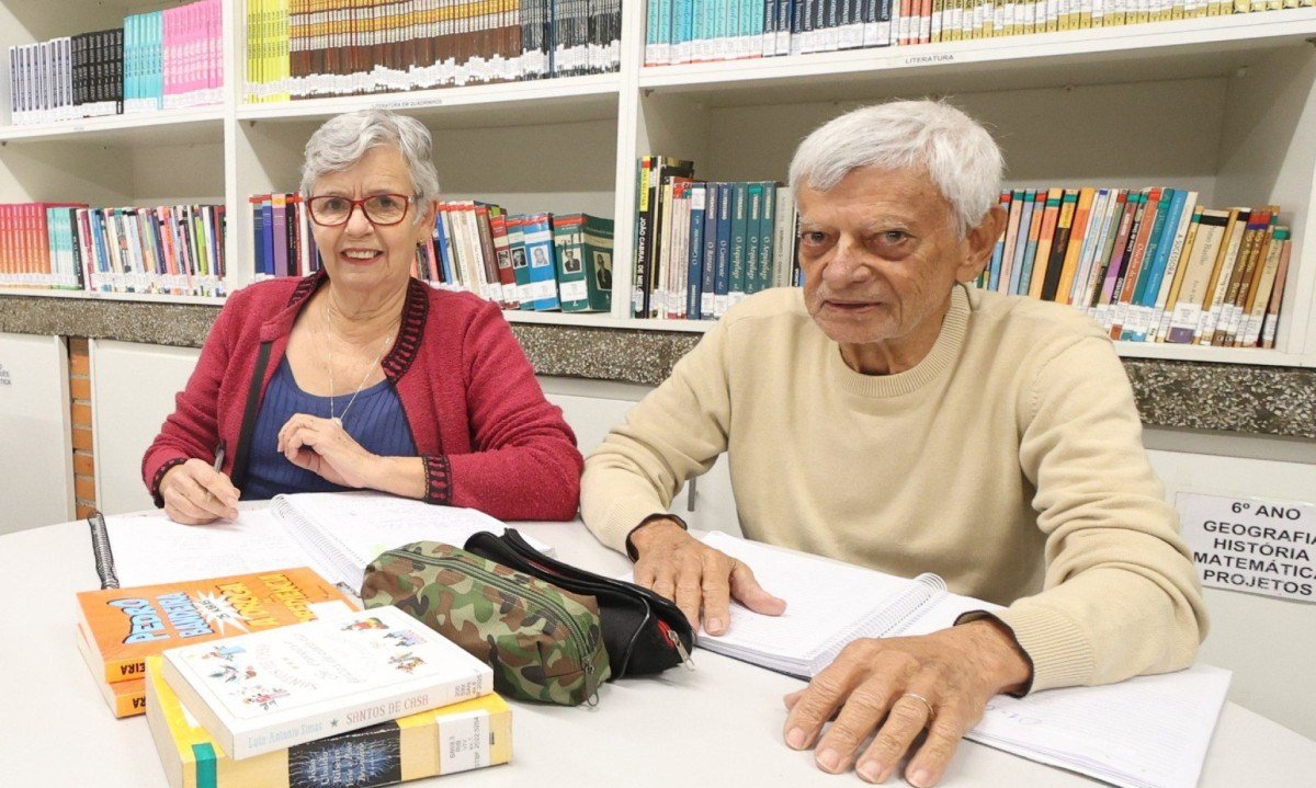 Neuza Duarte, de 72 anos, e Antônio Marcelino, de 82, agora dividem a mesa de estudos -  (crédito: Marcos Vieira/EM/D.A Press)