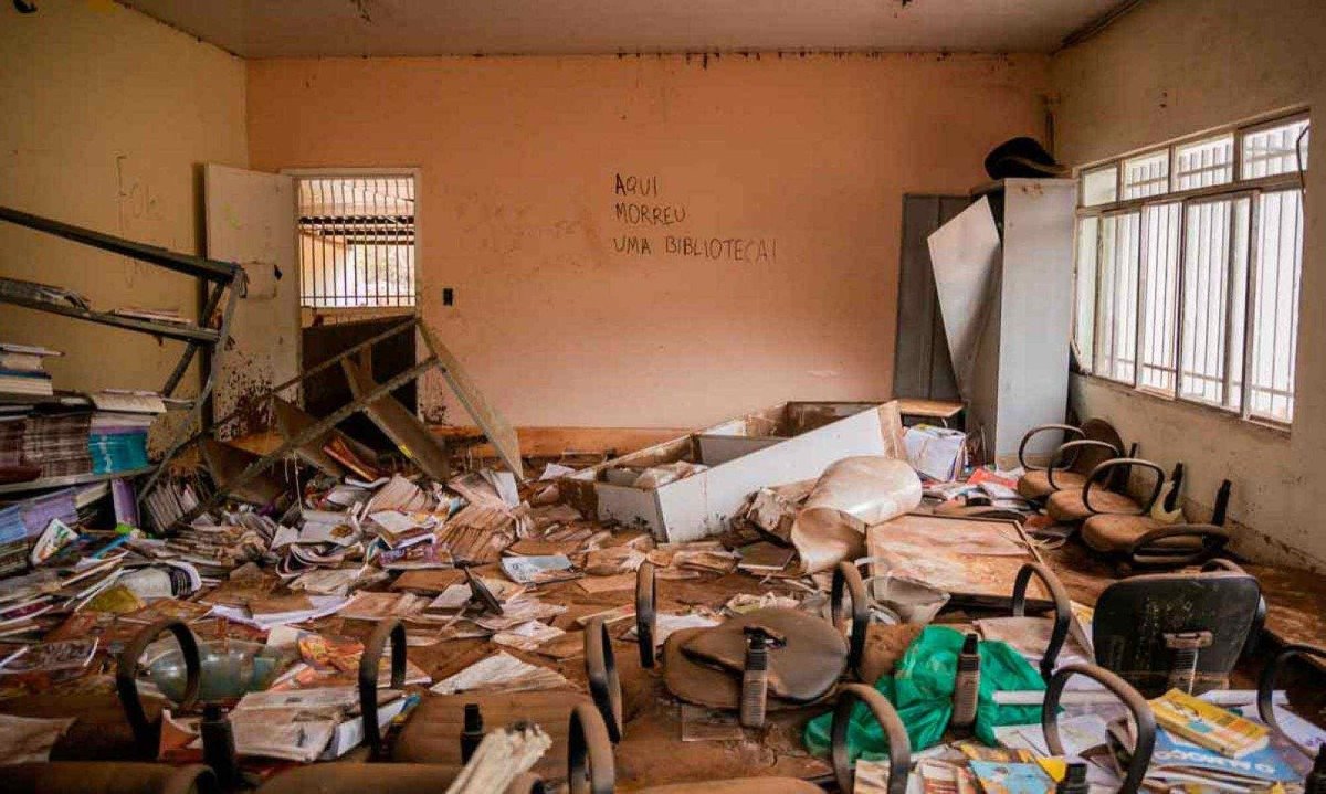 O cômodo da escola arruinado dá a dimensão do poder de destruição da lama tóxica, e na parede uma frase define a cena: 