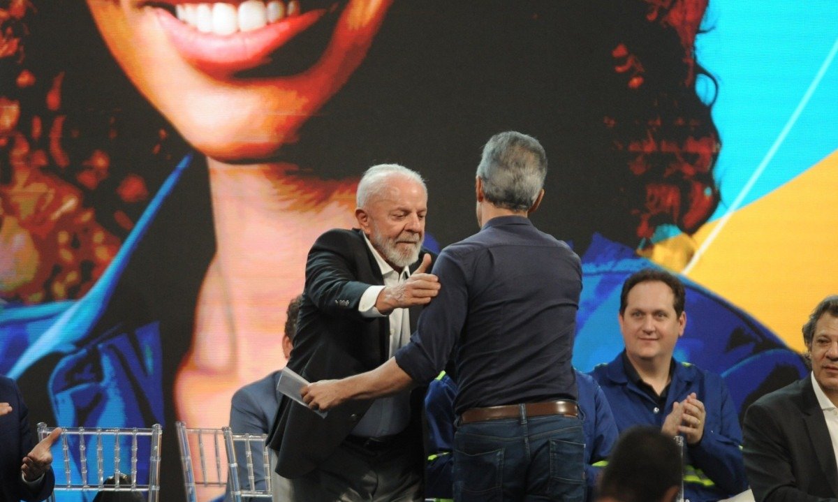  Zema (de costas) cumprimenta Lula durante evento em Ouro Branco. Encontro pode ser repetido nas urnas em 2026 -  (crédito: Alexandre Guzanshe/EM/D.A Press)