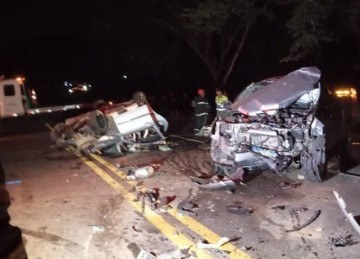 Acidente deixou quatro feridos, que foram socorridos para hospitais da região. O motorista e bebê mortos estavam no carro de passeio -  (crédito: Divulgação/Corpo de Bombeiros)