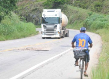Múltiplos perigos: caminho tortuoso, má conservação do asfalto e circulação de moradores perto de trechos urbanos da rodovia elevam os riscos no trajeto pela BR-262 -  (crédito: Alexandre Guzanshe/EM/D.A. Press – 24/1/23)