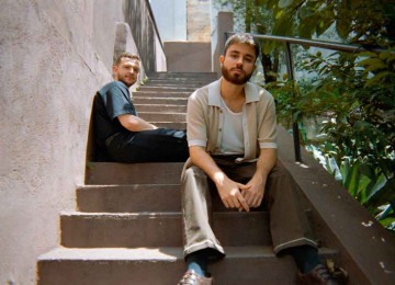 Rodrigo e Caio são formados em Direito, mas foram atraídos pela música, que virou prioridade na vida de ambos há cerca de um ano e meio

 -  (crédito: Lucca Mezzacapa/Divulgação)