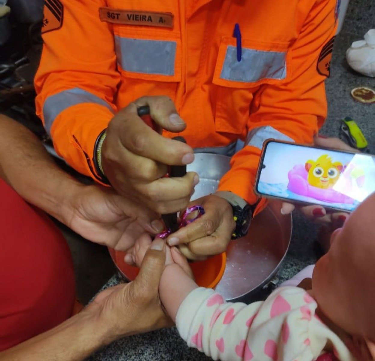 A susto foi na noite de domingo (6/7). A mãe e a avó da bebê tentaram de várias formas socorrer a pequena, mas não conseguiram sem a ajuda dos bombeiros -  (crédito: Corpo de Bombeiros (CBMMG) / Divulgação)