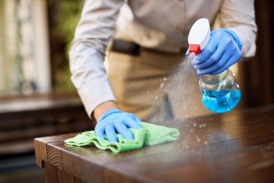 Substituir detergentes e multiusos convencionais por versões hipoalergênicas protege as vias respiratórias e a pele -  (crédito: Drazen Zigic/FreePik)