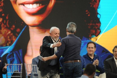  Zema (de costas) cumprimenta Lula durante evento em Ouro Branco. Encontro pode ser repetido nas urnas em 2026 -  (crédito: Alexandre Guzanshe/EM/D.A Press)