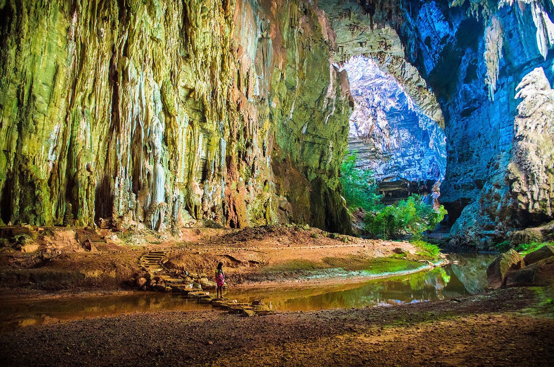 Crian&ccedil;a ind&iacute;gena Xakriab&aacute; no interior da caverna Janel&atilde;o, no Parque Nacional Cavernas do Perua&ccedil;u