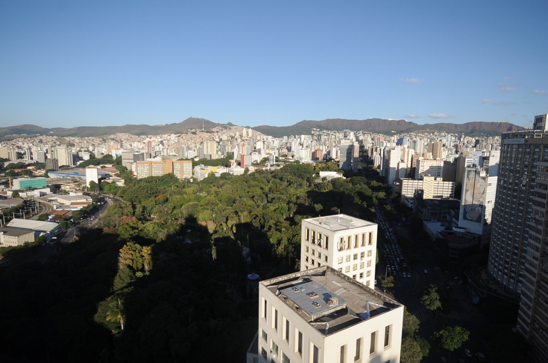       BH é uma cidade repleta de espaços verdes que permitem aos moradores e turistas desfrutar da natureza e de atividades ao ar livre. A maioria dos parques fecha ao entardecer, mas alguns oferecem horários para quem deseja aproveitar a noite-Alexandre Guzanshe/EM/D.A Press