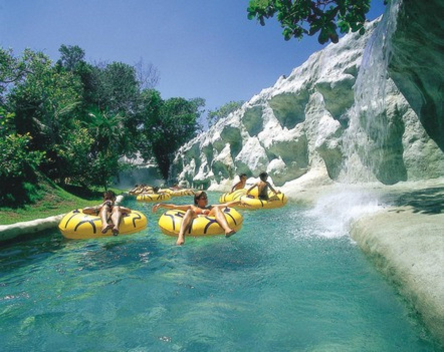 Rio lento do Eco Parque Arraial d'Ajuda é uma das opções relaxantes em meio à natureza exuberante
      -carlos Altman/EM