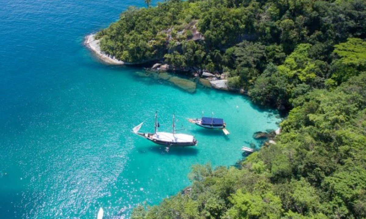 Navegue pelas &aacute;guas calmas e transparentes da ba&iacute;a de Paraty, com paradas estrat&eacute;gicas para mergulho,