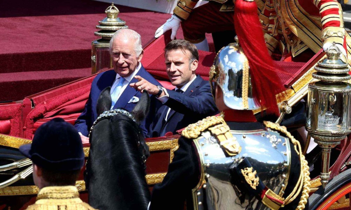 Rei Charles e Emmanuel Macron durante encontro na Inglaterra