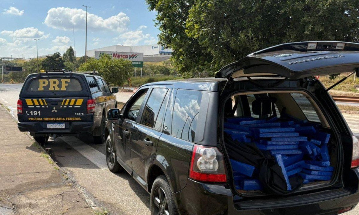 A droga estava escondida em uma Land Rover clonada com registro de roubo -  (crédito: Divulgação/PRF)