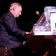 Neil Sedaka: a carreira feita de ‘renascimentos’ do cantor e compositor - Flickr Kevin Ferguson