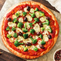 Preferir vegetais e um molho caseiro, à base de tomates frescos e ervas naturais, é uma boa alternativa -  (crédito: FreePik)