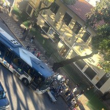 Motociclista é atropelado por ônibus no Centro de BH; veja vídeo - Reprodução / Redes Sociais