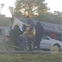 Motorista bate carreta, carga tomba e é saqueada na BR-040 - Reprodução/Redes sociais